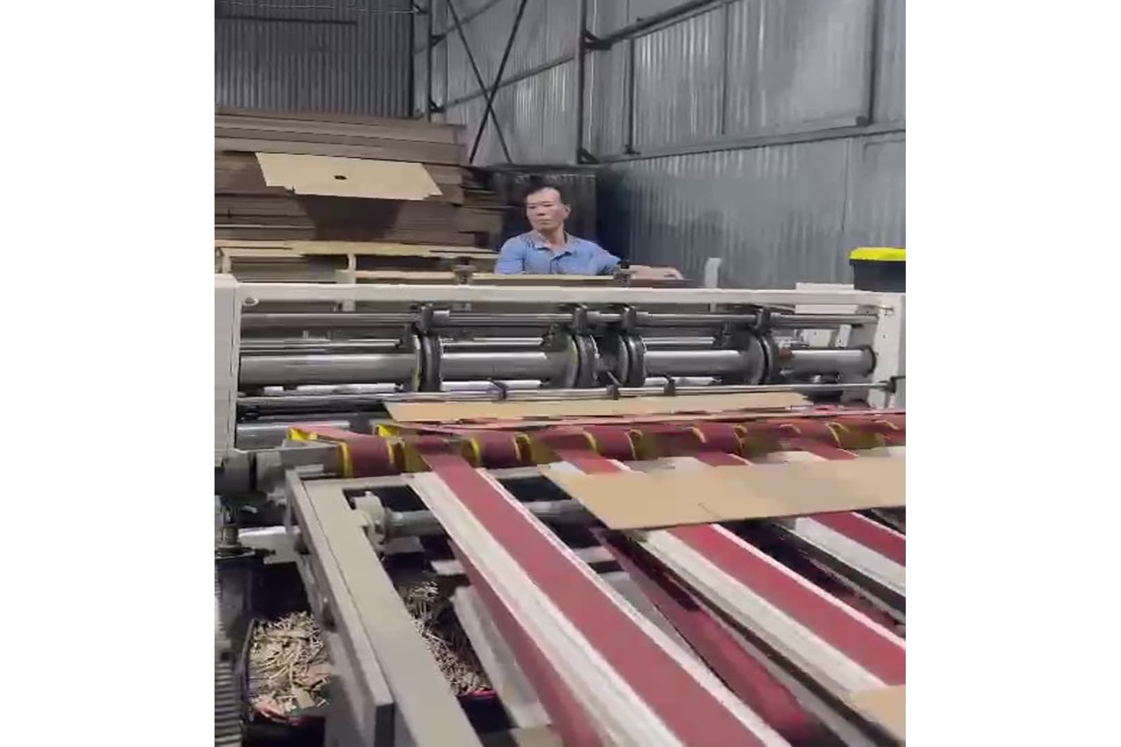 Ảnh: dây chuyền sản xuất hộp carton tại Genbox